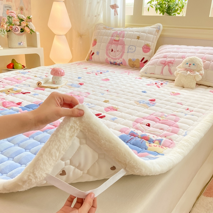 91家纺网 家纺一手货源 找家纺 家喜爱 2025新款亲肤牛奶绒加厚床垫-成人款 草莓布布