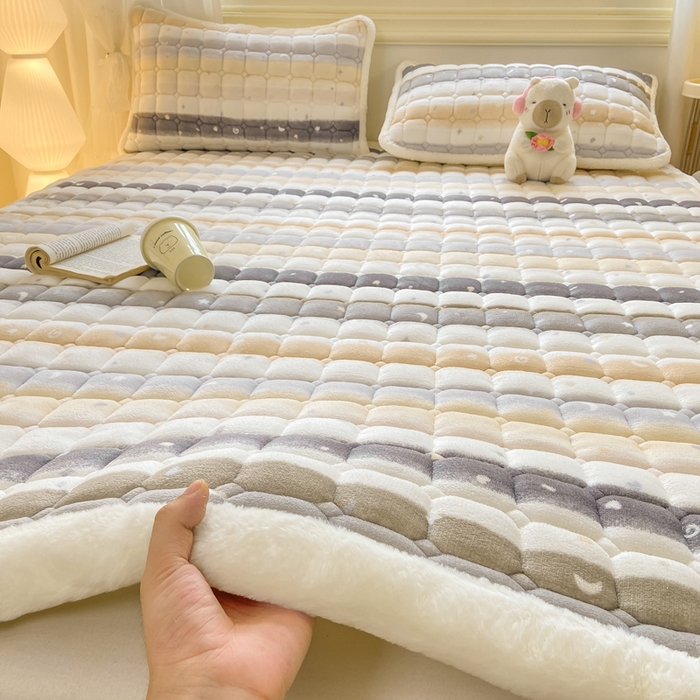 91家纺网 家纺一手货源 找家纺 家喜爱 2025新款亲肤牛奶绒加厚床垫-成人款 星月彩虹