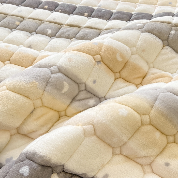 91家纺网 家纺一手货源 找家纺 家喜爱 2025新款亲肤牛奶绒加厚床垫-成人款 星月彩虹