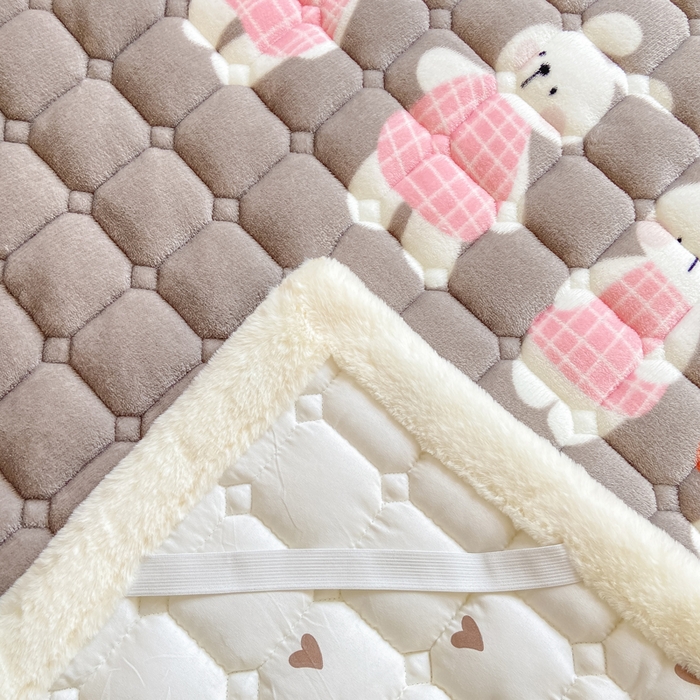 91家纺网 家纺一手货源 找家纺 家喜爱 2025新款亲肤牛奶绒加厚床垫-成人款 萌萌兔