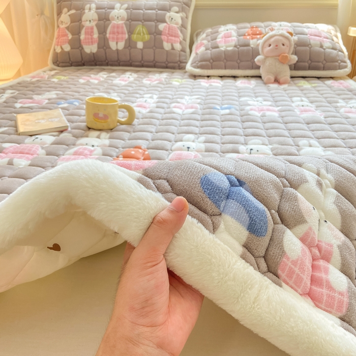 91家纺网 家纺一手货源 找家纺 家喜爱 2025新款亲肤牛奶绒加厚床垫-成人款 萌萌兔