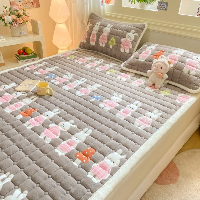 91家纺网 家纺一手货源 找家纺 家喜爱 2025新款亲肤牛奶绒加厚床垫-成人款 萌萌兔