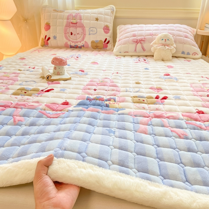 91家纺网 家纺一手货源 找家纺 家喜爱 2025新款亲肤牛奶绒加厚床垫-成人款 草莓布布