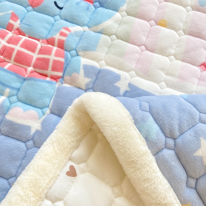 91家纺网 家纺一手货源 找家纺 家喜爱 2025新款亲肤牛奶绒加厚床垫-成人款 条纹小象