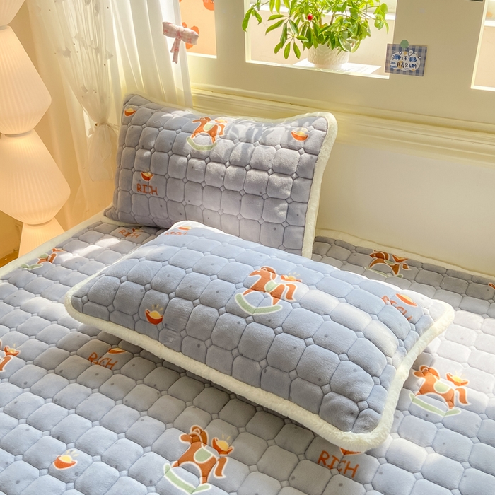 91家纺网 家纺一手货源 找家纺 家喜爱 2025新款亲肤牛奶绒加厚床垫-成人款 马上有钱