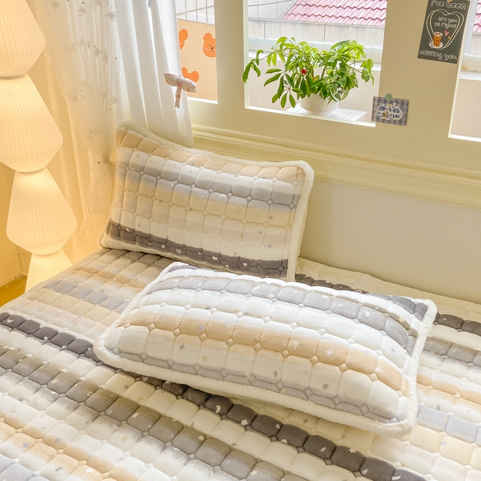 91家纺网 家纺一手货源 找家纺 家喜爱 2025新款亲肤牛奶绒加厚床垫-成人款 星月彩虹