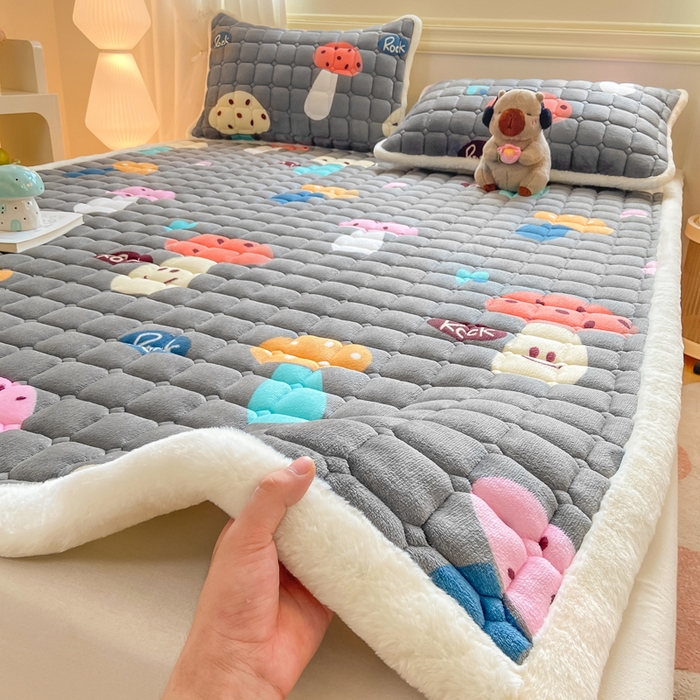 91家纺网 家纺一手货源 找家纺 家喜爱 2025新款亲肤牛奶绒加厚床垫-成人款 欢乐蘑菇