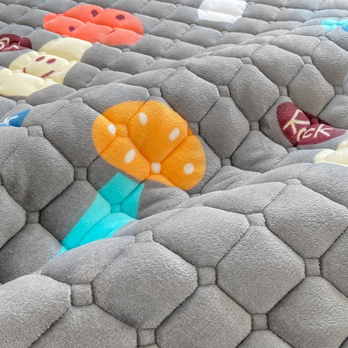 91家纺网 家纺一手货源 找家纺 家喜爱 2025新款亲肤牛奶绒加厚床垫-成人款 欢乐蘑菇