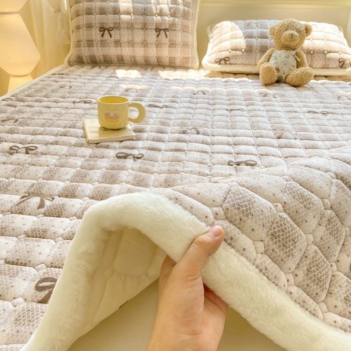 91家纺网 家纺一手货源 找家纺 家喜爱 2025新款亲肤牛奶绒加厚床垫-成人款 方格蝴蝶结