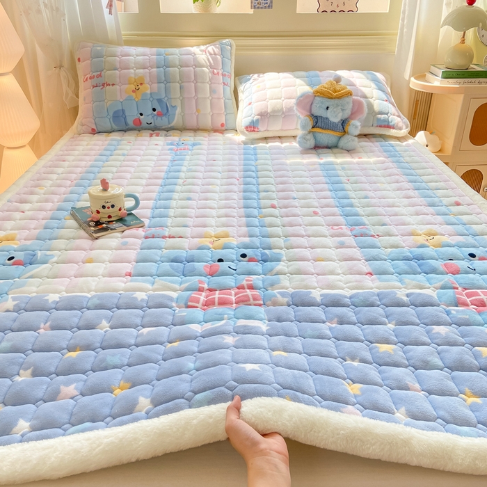 91家纺网 家纺一手货源 找家纺 家喜爱 2025新款亲肤牛奶绒加厚床垫-成人款 条纹小象