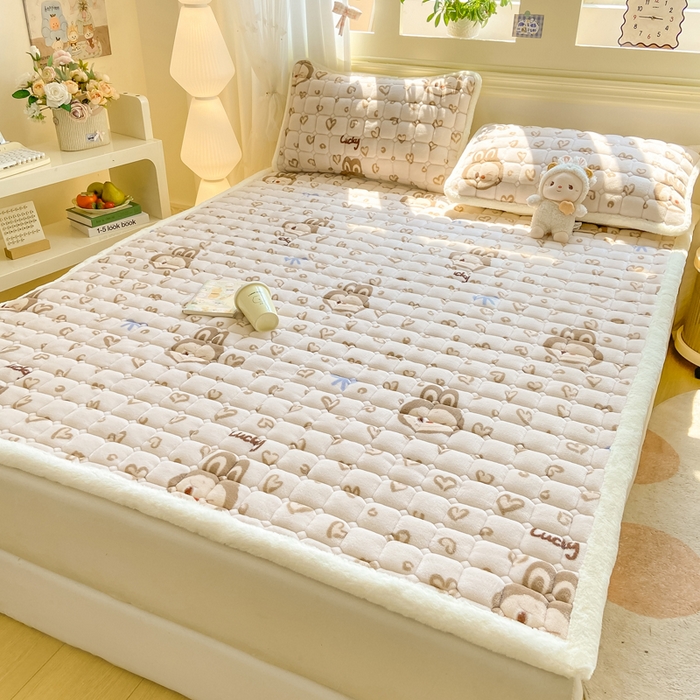 91家纺网 家纺一手货源 找家纺 家喜爱 2025新款亲肤牛奶绒加厚床垫-成人款 爱心小布