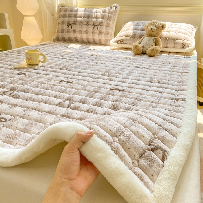 91家纺网 家纺一手货源 找家纺 家喜爱 2025新款亲肤牛奶绒加厚床垫-成人款 方格蝴蝶结