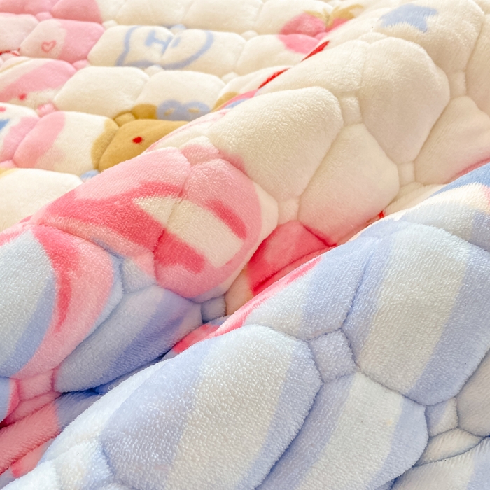 91家纺网 家纺一手货源 找家纺 家喜爱 2025新款亲肤牛奶绒加厚床垫-成人款 草莓布布