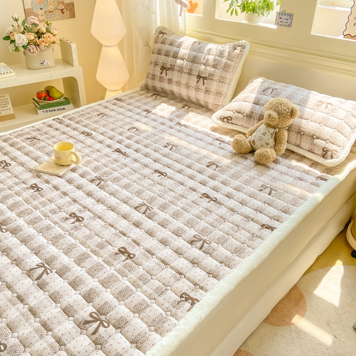 91家纺网 家纺一手货源 找家纺 家喜爱 2025新款亲肤牛奶绒加厚床垫-成人款 方格蝴蝶结