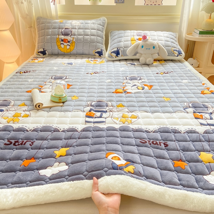 91家纺网 家纺一手货源 找家纺 家喜爱 2025新款亲肤牛奶绒加厚床垫-成人款 太空人