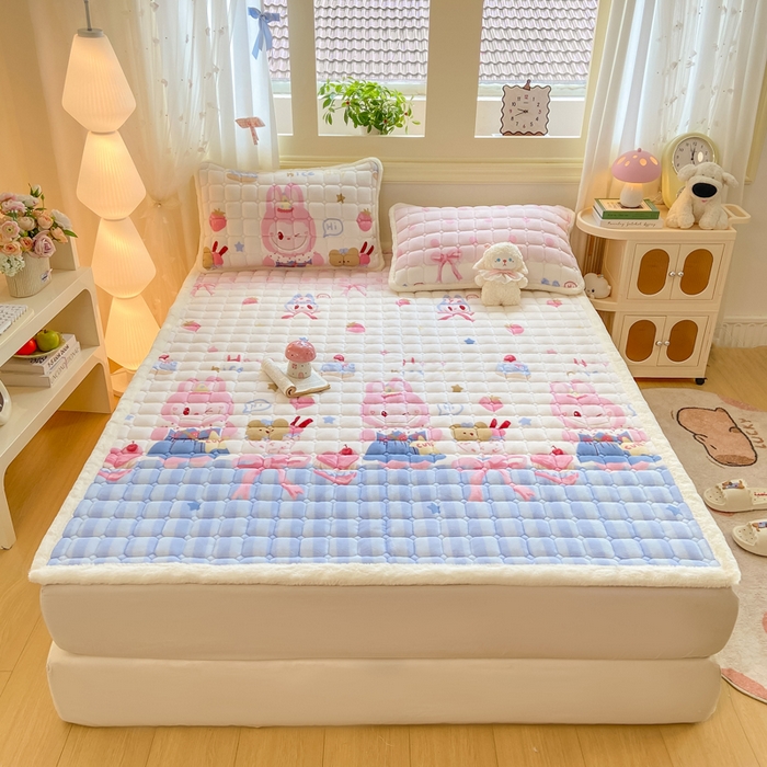 91家纺网 家纺一手货源 找家纺 家喜爱 2025新款亲肤牛奶绒加厚床垫-成人款 草莓布布