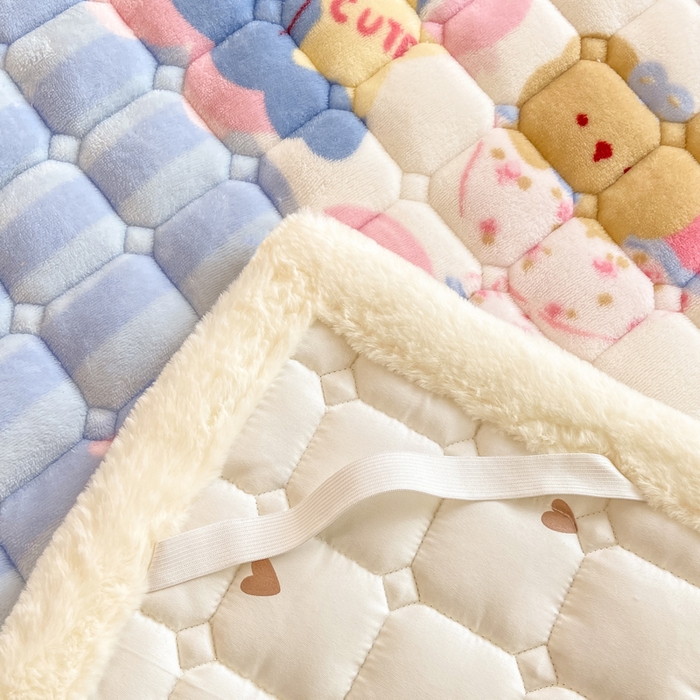 91家纺网 家纺一手货源 找家纺 家喜爱 2025新款亲肤牛奶绒加厚床垫-成人款 草莓布布