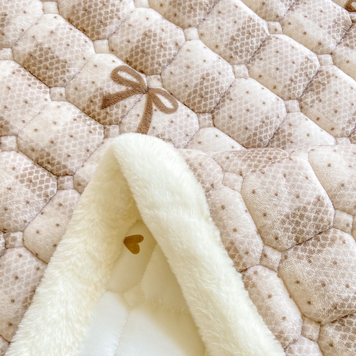91家纺网 家纺一手货源 找家纺 家喜爱 2025新款亲肤牛奶绒加厚床垫-成人款 方格蝴蝶结