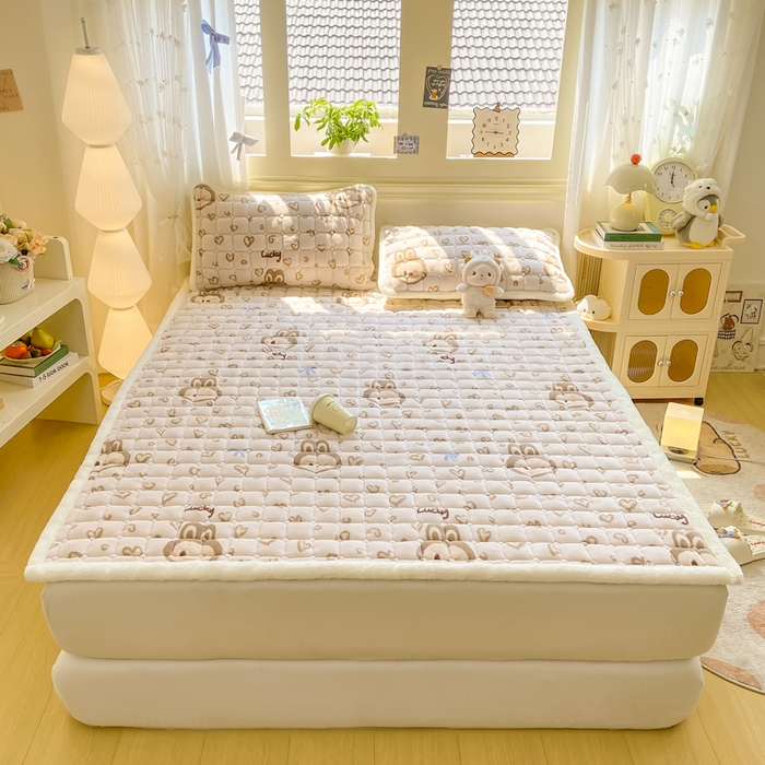 91家纺网 家纺一手货源 找家纺 家喜爱 2025新款亲肤牛奶绒加厚床垫-成人款 爱心小布