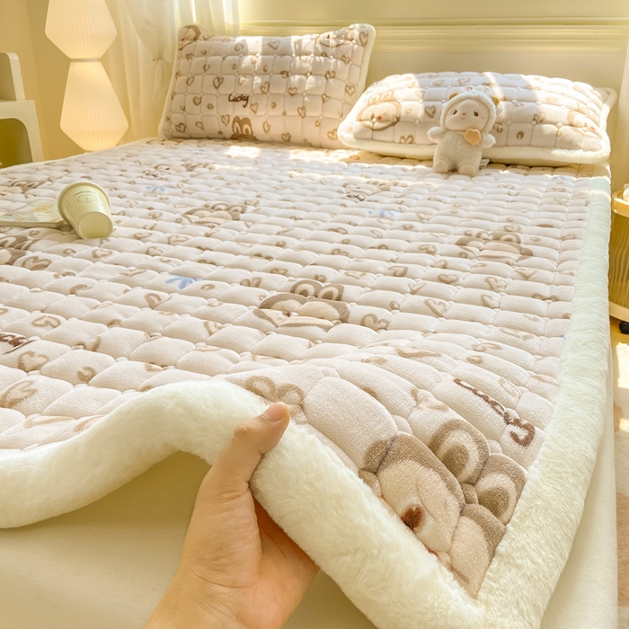91家纺网 家纺一手货源 找家纺 家喜爱 2025新款亲肤牛奶绒加厚床垫-成人款 爱心小布