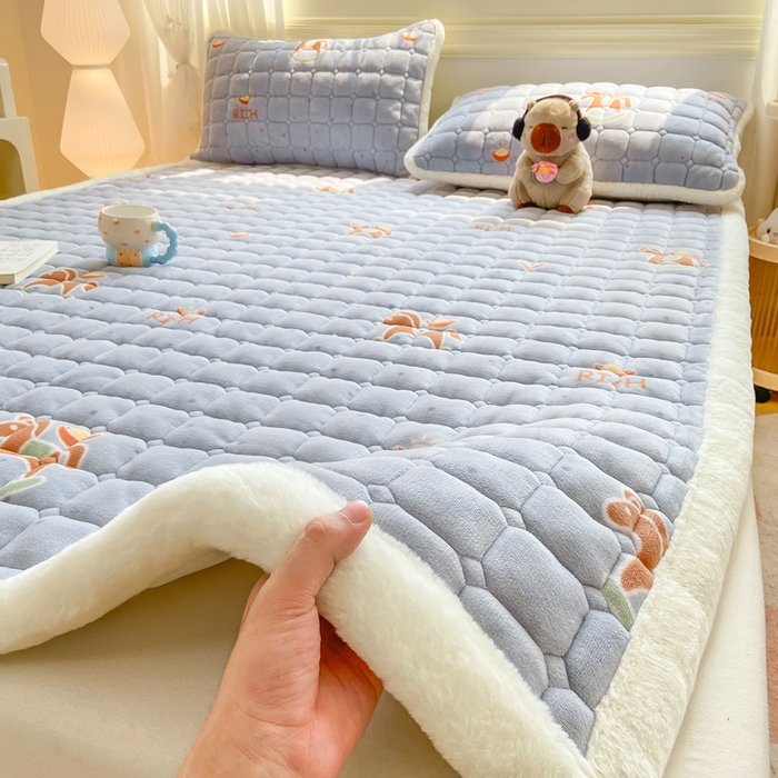 91家纺网 家纺一手货源 找家纺 家喜爱 2025新款亲肤牛奶绒加厚床垫-成人款 马上有钱