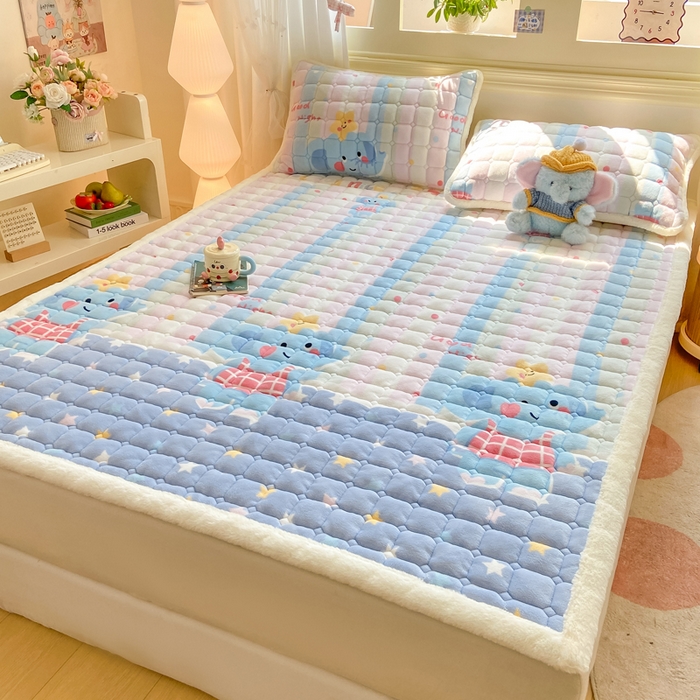 91家纺网 家纺一手货源 找家纺 家喜爱 2025新款亲肤牛奶绒加厚床垫-成人款 条纹小象