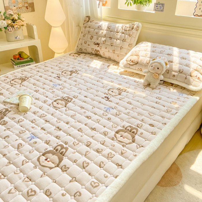 91家纺网 家纺一手货源 找家纺 家喜爱 2025新款亲肤牛奶绒加厚床垫-成人款 爱心小布