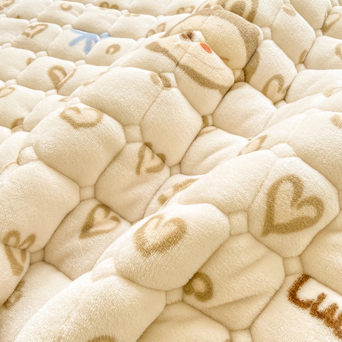 91家纺网 家纺一手货源 找家纺 家喜爱 2025新款亲肤牛奶绒加厚床垫-成人款 爱心小布