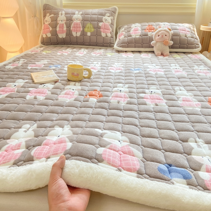 91家纺网 家纺一手货源 找家纺 家喜爱 2025新款亲肤牛奶绒加厚床垫-成人款 萌萌兔