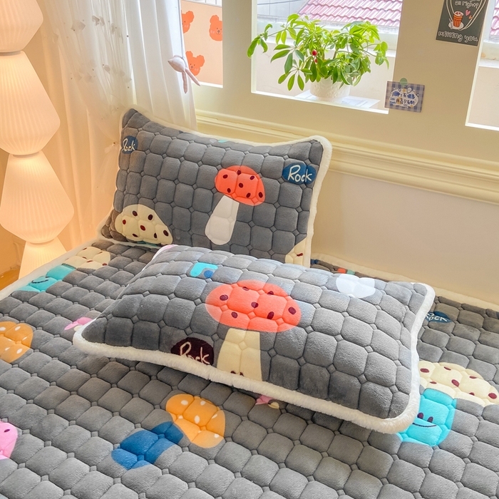 91家纺网 家纺一手货源 找家纺 家喜爱 2025新款亲肤牛奶绒加厚床垫-成人款 欢乐蘑菇