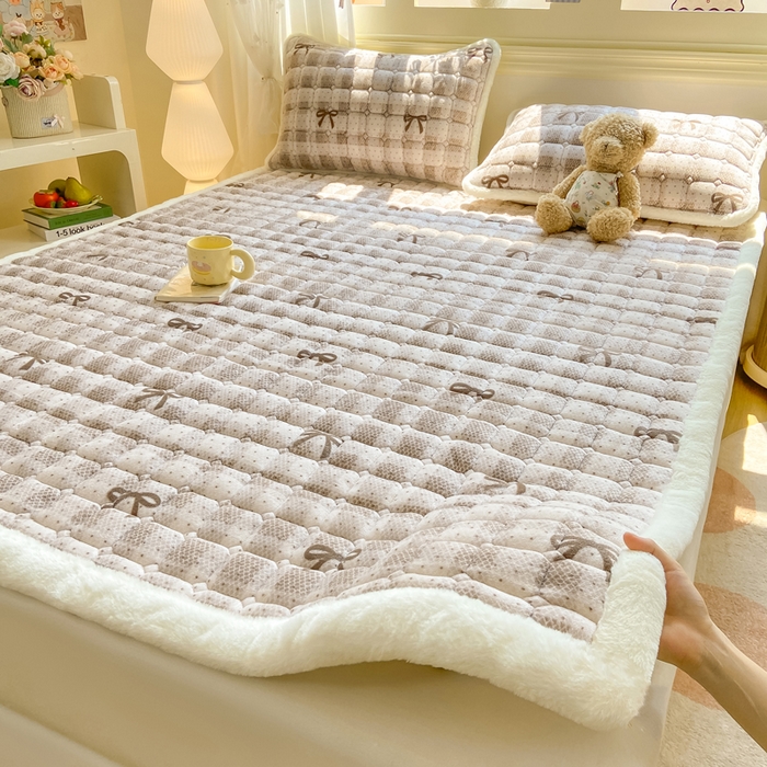 91家纺网 家纺一手货源 找家纺 家喜爱 2025新款亲肤牛奶绒加厚床垫-成人款 方格蝴蝶结