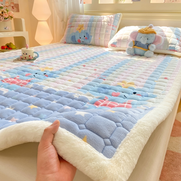 91家纺网 家纺一手货源 找家纺 家喜爱 2025新款亲肤牛奶绒加厚床垫-成人款 条纹小象