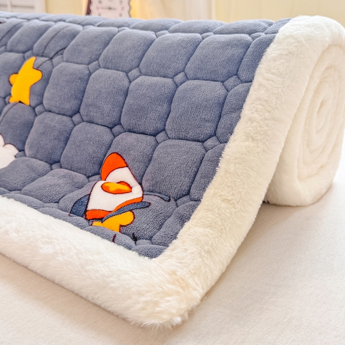 91家纺网 家纺一手货源 找家纺 家喜爱 2025新款亲肤牛奶绒加厚床垫-成人款 太空人