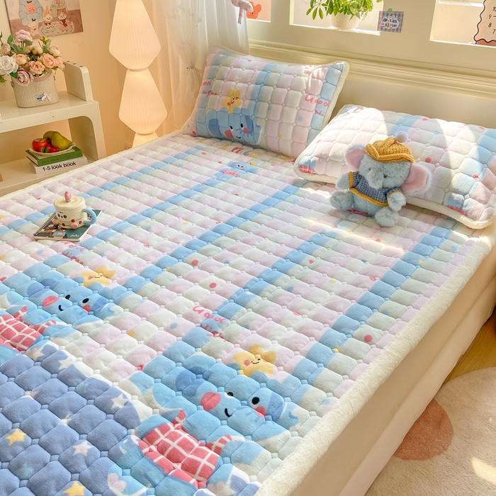 91家纺网 家纺一手货源 找家纺 家喜爱 2025新款亲肤牛奶绒加厚床垫-成人款 条纹小象