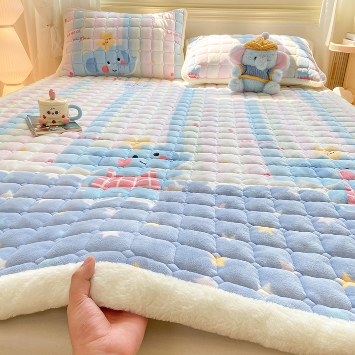 91家纺网 家纺一手货源 找家纺 家喜爱 2025新款亲肤牛奶绒加厚床垫-成人款 条纹小象