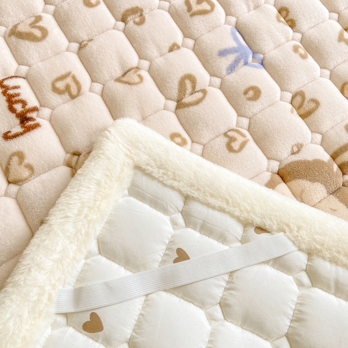 91家纺网 家纺一手货源 找家纺 家喜爱 2025新款亲肤牛奶绒加厚床垫-成人款 爱心小布