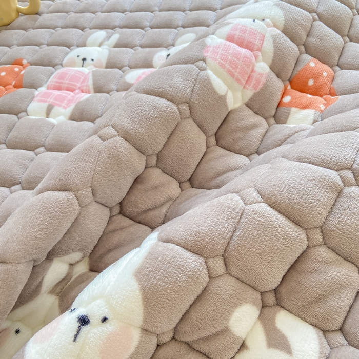91家纺网 家纺一手货源 找家纺 家喜爱 2025新款亲肤牛奶绒加厚床垫-成人款 萌萌兔
