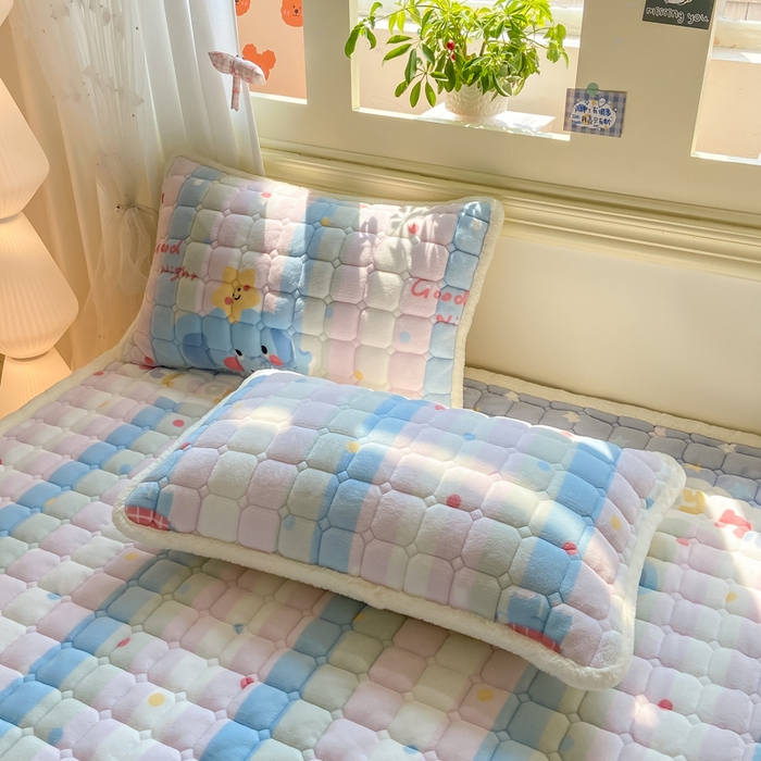 91家纺网 家纺一手货源 找家纺 家喜爱 2025新款亲肤牛奶绒加厚床垫-成人款 条纹小象