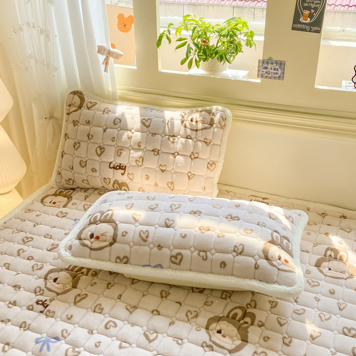 91家纺网 家纺一手货源 找家纺 家喜爱 2025新款亲肤牛奶绒加厚床垫-成人款 爱心小布