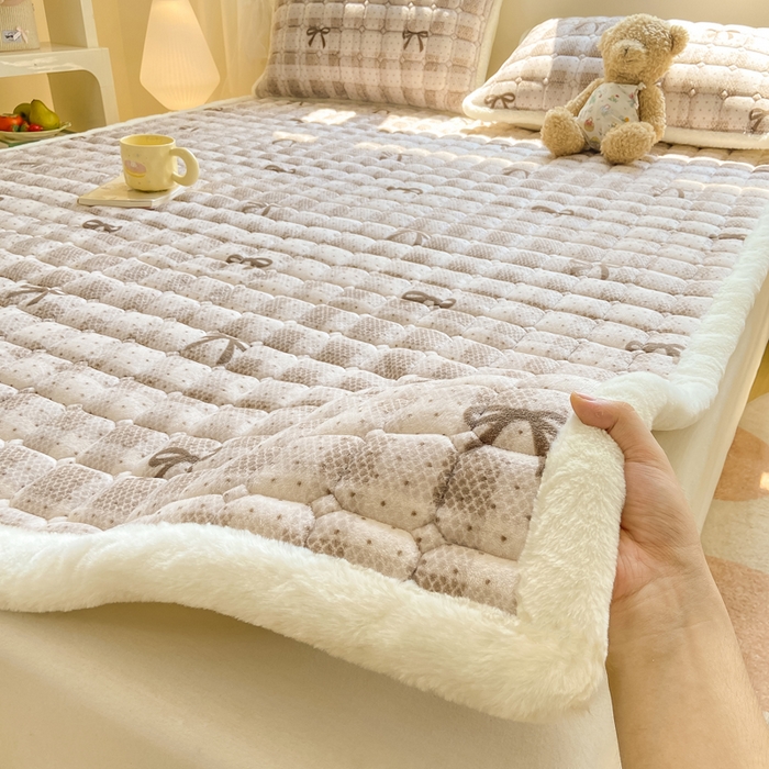 家喜爱 2025新款亲肤牛奶绒加厚床垫-成人款 方格蝴蝶结