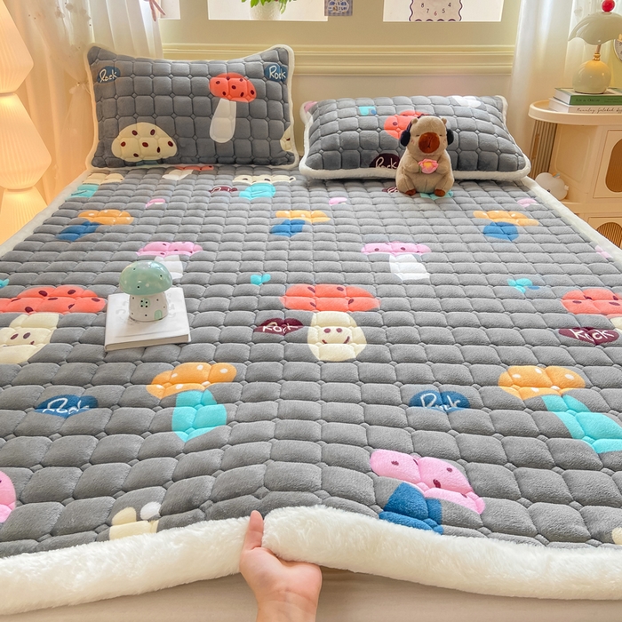 91家纺网 家纺一手货源 找家纺 家喜爱 2025新款亲肤牛奶绒加厚床垫-成人款 欢乐蘑菇