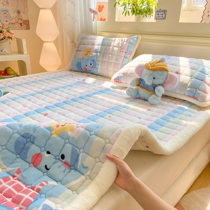 91家纺网 家纺一手货源 找家纺 家喜爱 2025新款亲肤牛奶绒加厚床垫-成人款 条纹小象