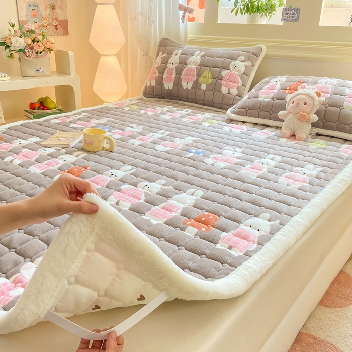 91家纺网 家纺一手货源 找家纺 家喜爱 2025新款亲肤牛奶绒加厚床垫-成人款 萌萌兔