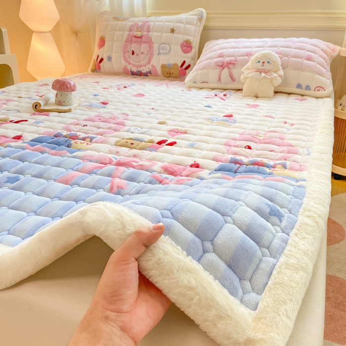 91家纺网 家纺一手货源 找家纺 家喜爱 2025新款亲肤牛奶绒加厚床垫-成人款 草莓布布