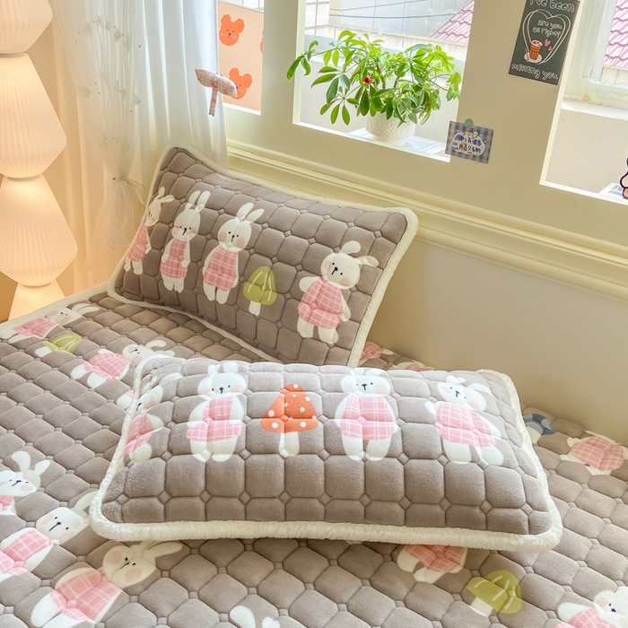 91家纺网 家纺一手货源 找家纺 家喜爱 2025新款亲肤牛奶绒加厚床垫-成人款 萌萌兔