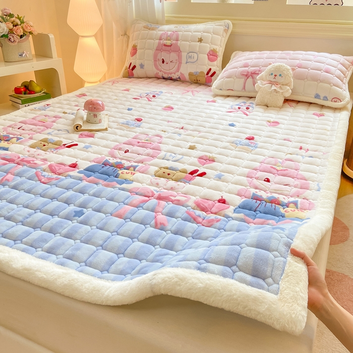 91家纺网 家纺一手货源 找家纺 家喜爱 2025新款亲肤牛奶绒加厚床垫-成人款 草莓布布