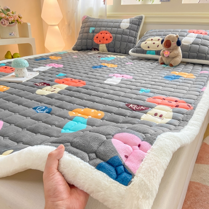91家纺网 家纺一手货源 找家纺 家喜爱 2025新款亲肤牛奶绒加厚床垫-成人款 欢乐蘑菇