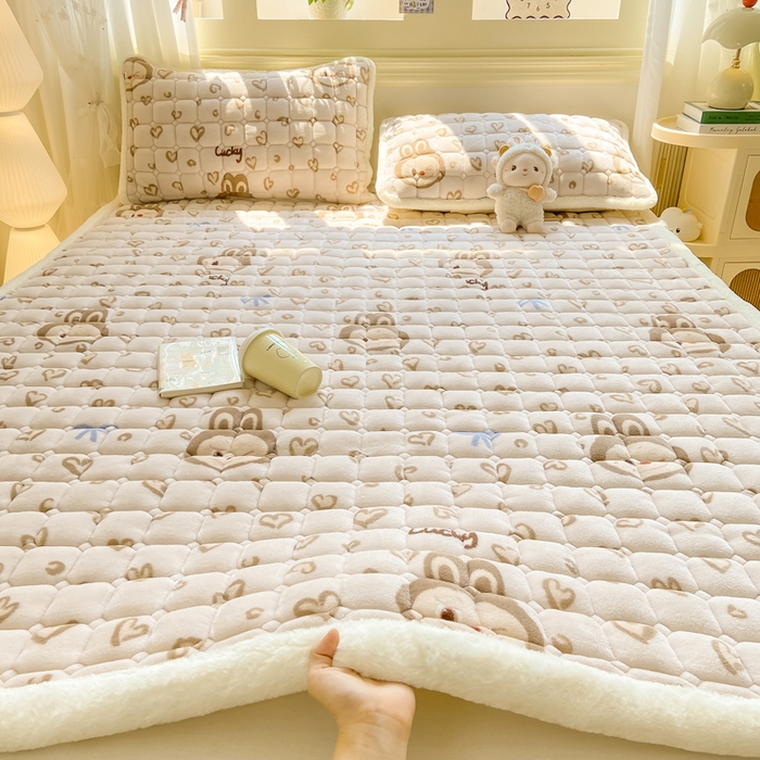 91家纺网 家纺一手货源 找家纺 家喜爱 2025新款亲肤牛奶绒加厚床垫-成人款 爱心小布