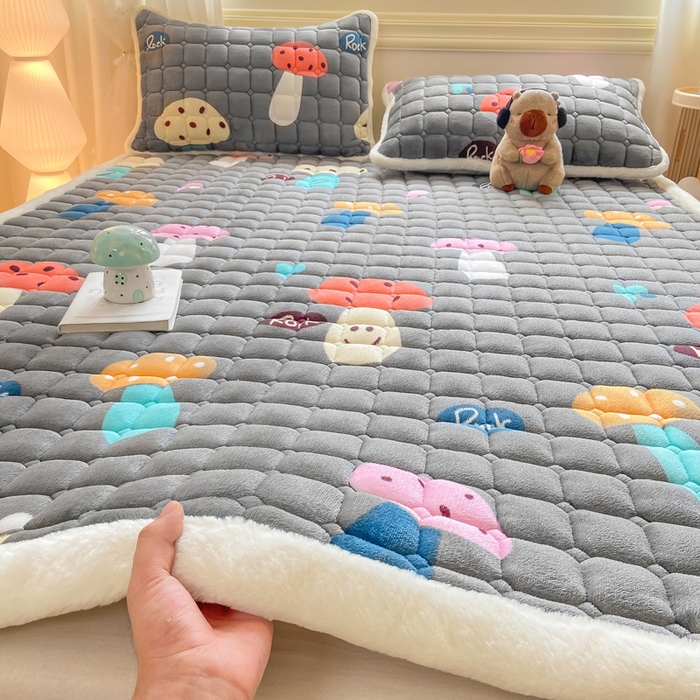 91家纺网 家纺一手货源 找家纺 家喜爱 2025新款亲肤牛奶绒加厚床垫-成人款 欢乐蘑菇