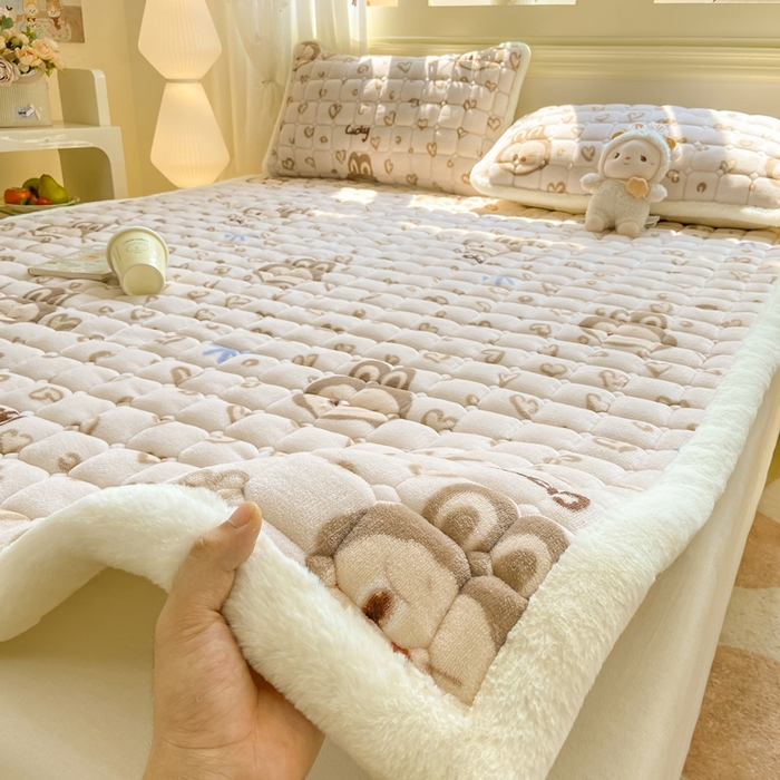 91家纺网 家纺一手货源 找家纺 家喜爱 2025新款亲肤牛奶绒加厚床垫-成人款 爱心小布